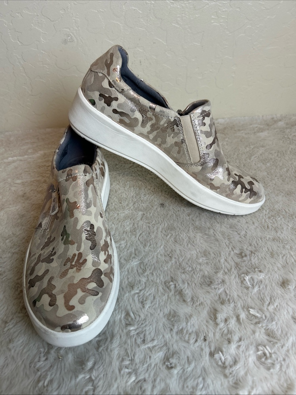 Clarks Shoes Slip On Layton Comfort Step Sneaker Gold Camo Size 9 EU 40